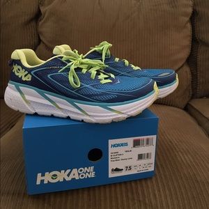 Size 7.5 Hoka one one Clifton 3