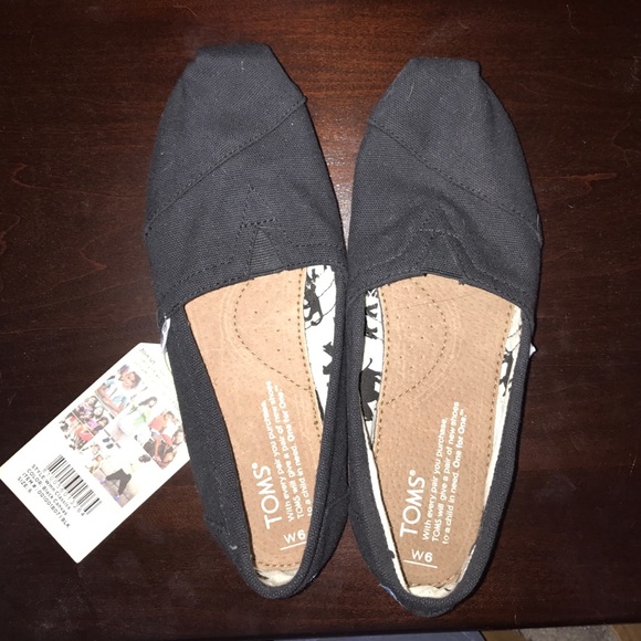 Black Canvas Toms size 6 tags still attached