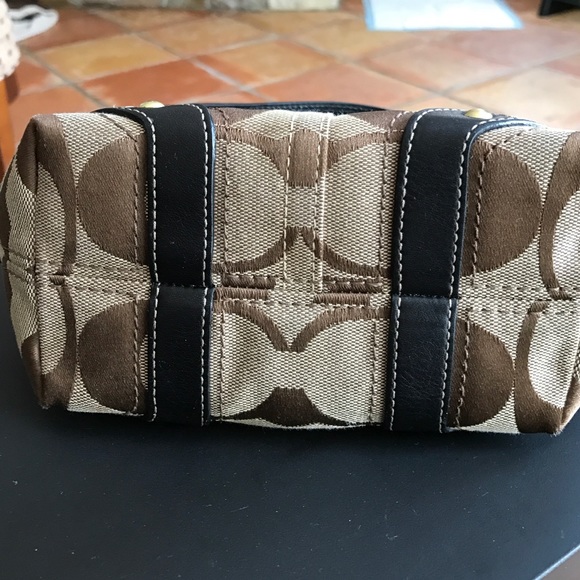 Authentic Signature Coach handbag. - Picture 3 of 5