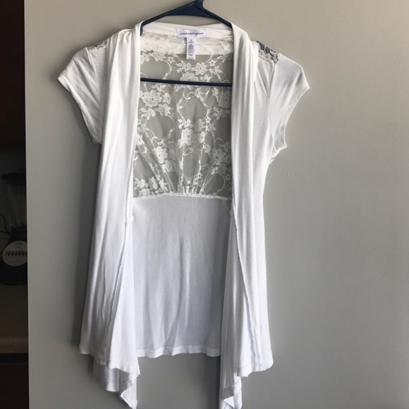 Open cardigan. White. Flower lace on back.