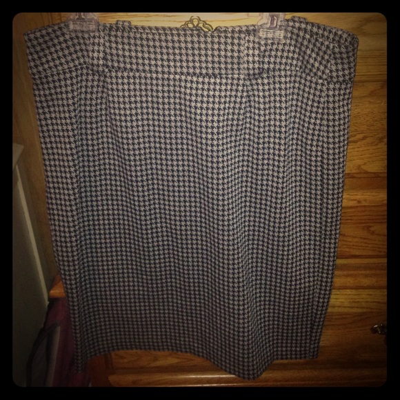 Women's houndstooth skirt