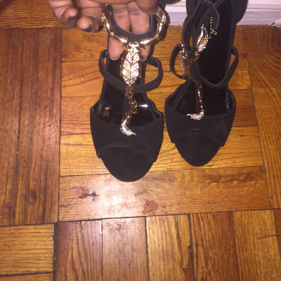 Scorpio embellished pump