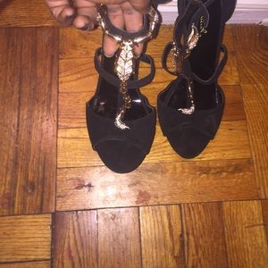 Scorpio embellished pump