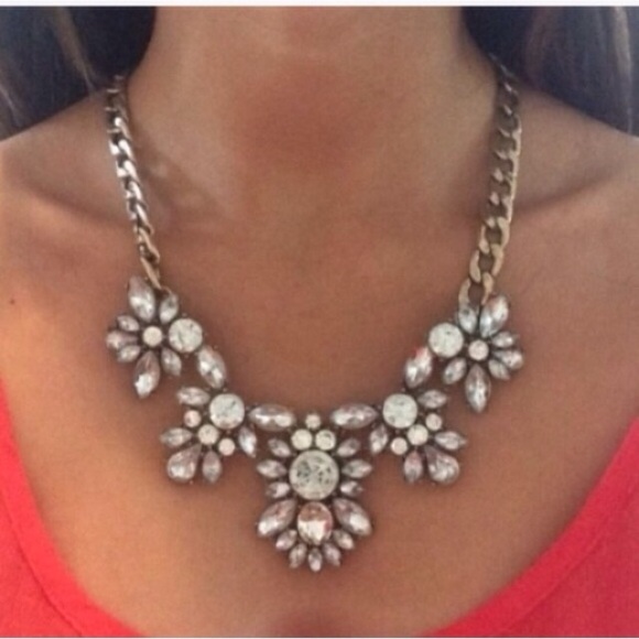 CRYSTAL FLORAL GOLD TONED STATEMENT NECKLACE CLEAR - Picture 2 of 4