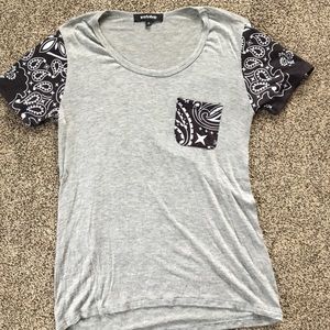Zumiez gray scoop neck tee, bandana detail