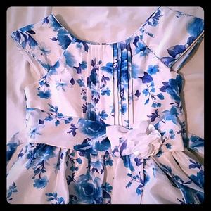 Size 10. Girl Dress. White and Blue color