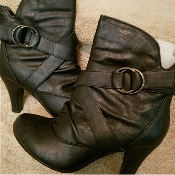 Casual black booties