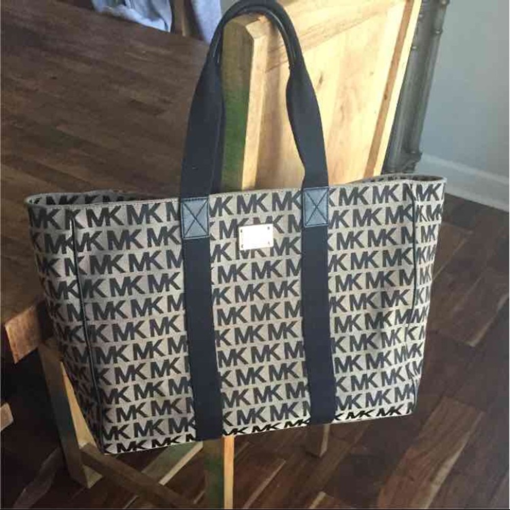 ***** SOLD*******Authentic Michael Kors bag