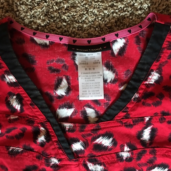 🚫🚫SOLD🚫🚫Scrub top - Picture 2 of 2