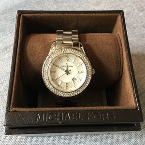 Micheal Kors sliver watch: MK5401