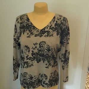 Light weight fine knit V neck sweater.