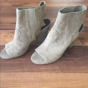 Dolce Vita Grey Peep-toe bootie •NWOT• Size 9.5
