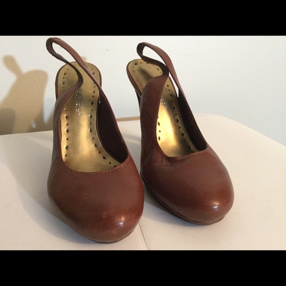 BCBG Paris Brown Leather slingback Size 6B - Picture 2 of 3