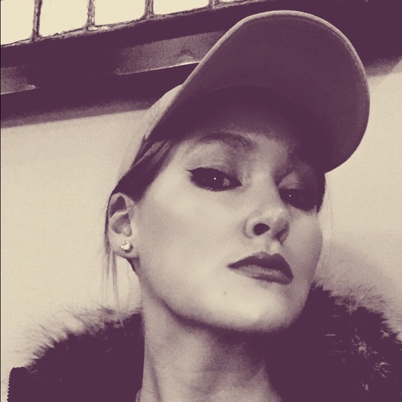 Meet your Posher, Amanda - Picture 2 of 2