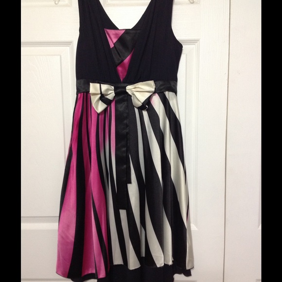 Dresses & Skirts - 🌺Ombré style black and pink dress. Size M