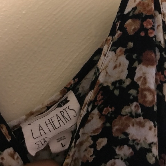 A crop top - Picture 2 of 2