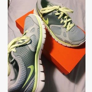 women's NIKE Flex running shoes