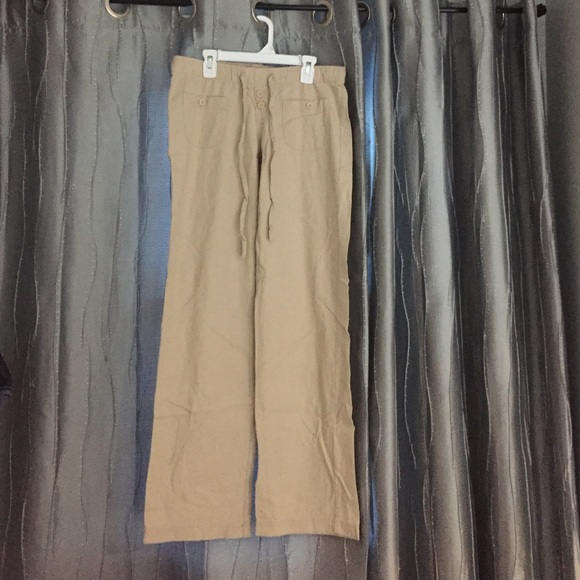 Great, comfy khaki pants. Super loose and flowey!