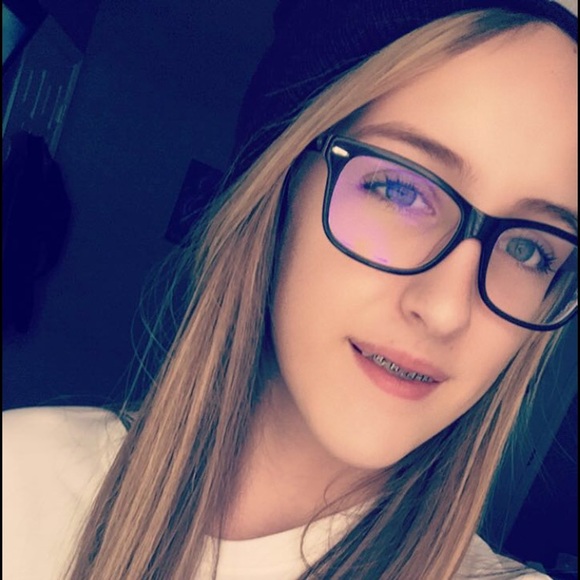 Meet your Posher, Abigail