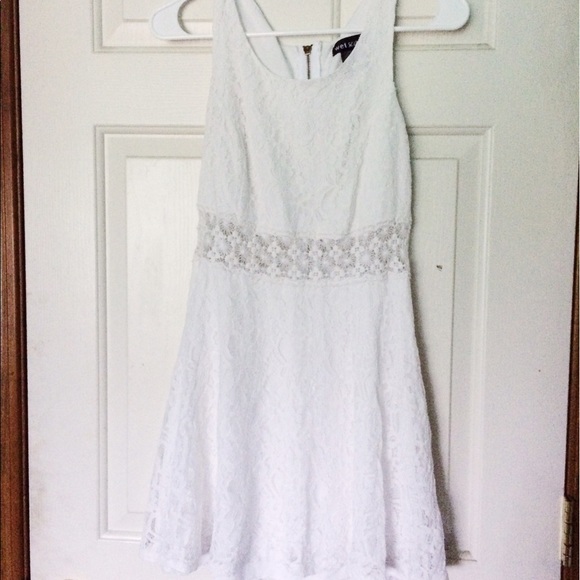 Dreamy In Lace - Picture 2 of 3