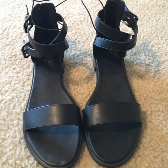 Forever 21 size 10 black sandal