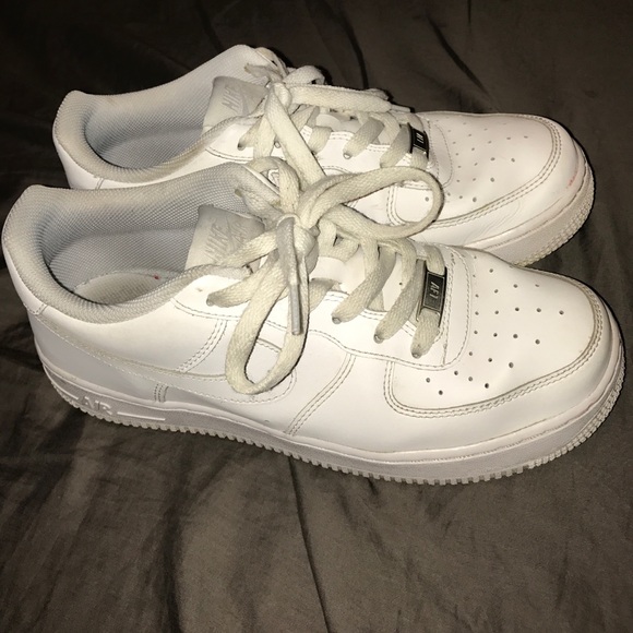 Air force 1 low tops size 7Y which is 8.5