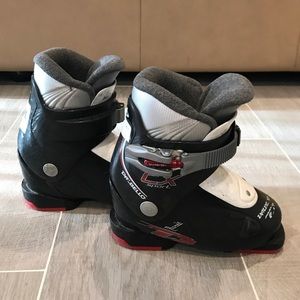 Kids ski boots
