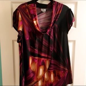 Sleeveless multicolor shirt with small cowl