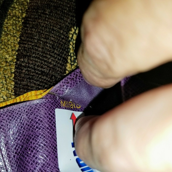 Authentic Vintage Louis Vuitton Epi Wallet Foldout - Picture 8 of 10