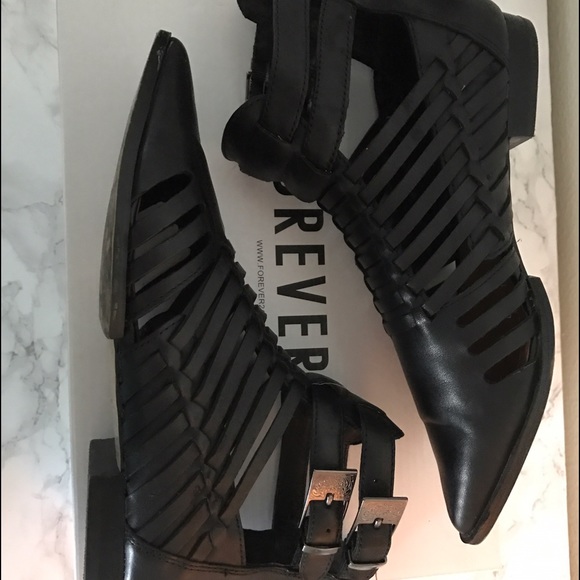 Black pointed sandals