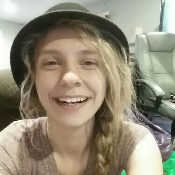 Meet your Posher, Becca - Picture 1 of 1