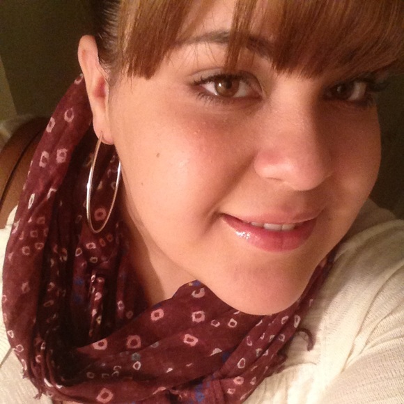 Meet your Posher, Elizabeth 💕 - Picture 2 of 2