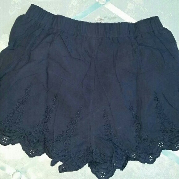 Scalloped Lace Shorts NWT - Picture 2 of 4