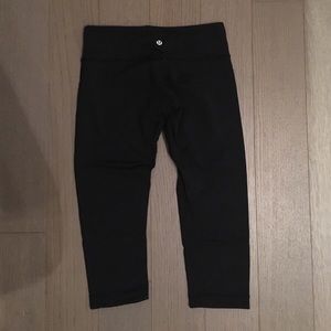 Lululemon crop yoga legging.