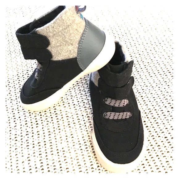 New never worn high top Velcro toddler shoes