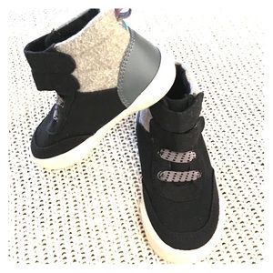 New never worn high top Velcro toddler shoes