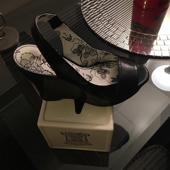 Alice & Oliva patent wedge heel