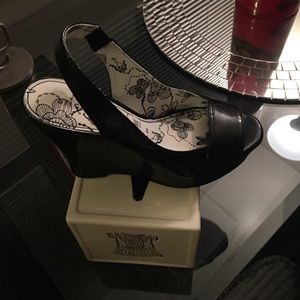 Alice & Oliva patent wedge heel