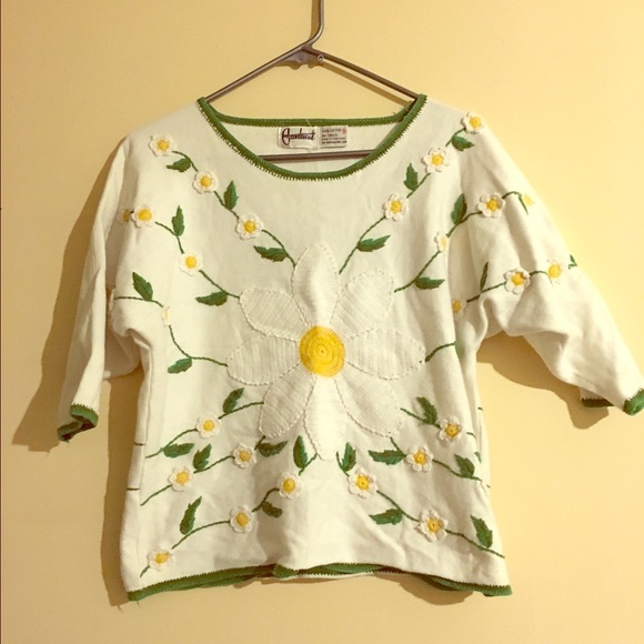 Adorable vintage daisy sweater size small