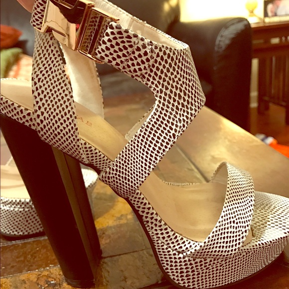 JustFab Shoes - Black and white heels