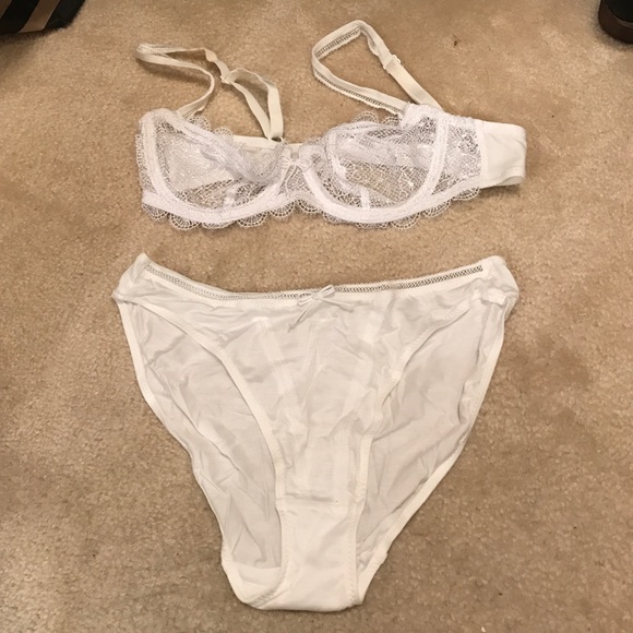 Sexy,White Chantelle lace bra/panty set. NEVERWORN