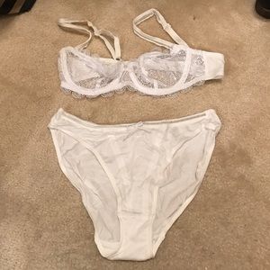 Sexy,White Chantelle lace bra/panty set. NEVERWORN