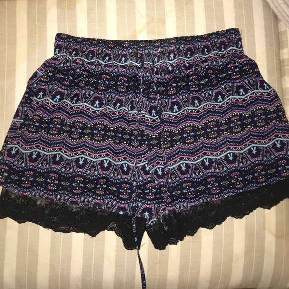 TRIBAL PRINT SHORTS 💛 - Picture 2 of 3