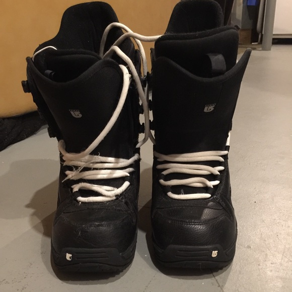 Snowboard boots