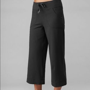 Lululemon Relaxed fit crops - size 6