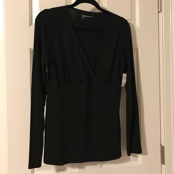 NWT- GAP- Maternity Black Long sleeve nursing top