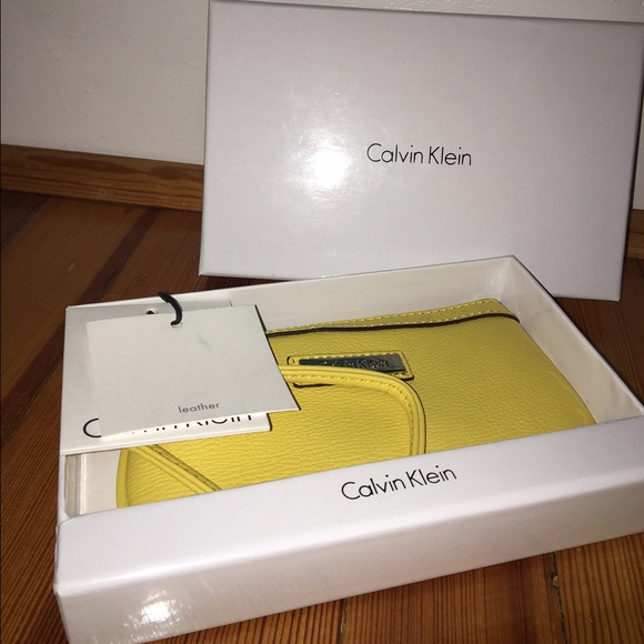 Calvin Klein Handbags - 💥PRICE DROP💥BRAND NEW Calvin Klein Wristlet