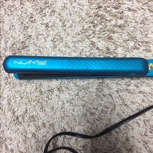 NuMe silhouette straightener.