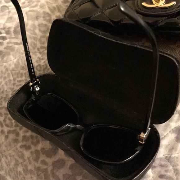 Chanel sunglasses.. (broken) - Picture 5 of 7