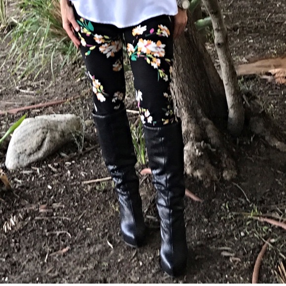 🆕 black floral print leggings LAST ONE - Picture 2 of 4
